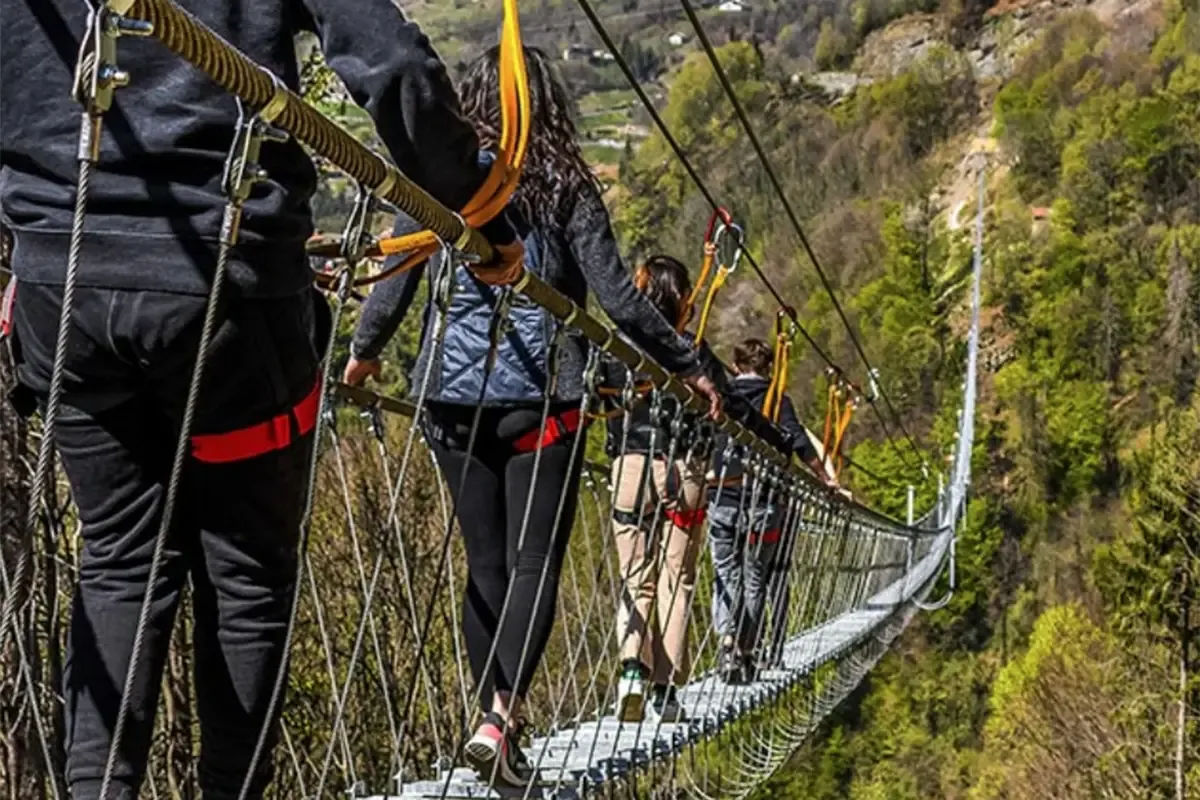 Ponte nel Sole sospeso nella valle a Dossena