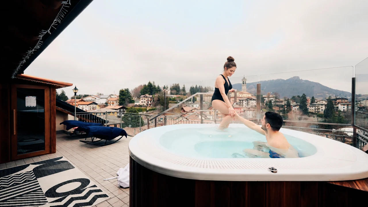 Sky Spa di giorno; volto e tatuaggio ritoccati con AI