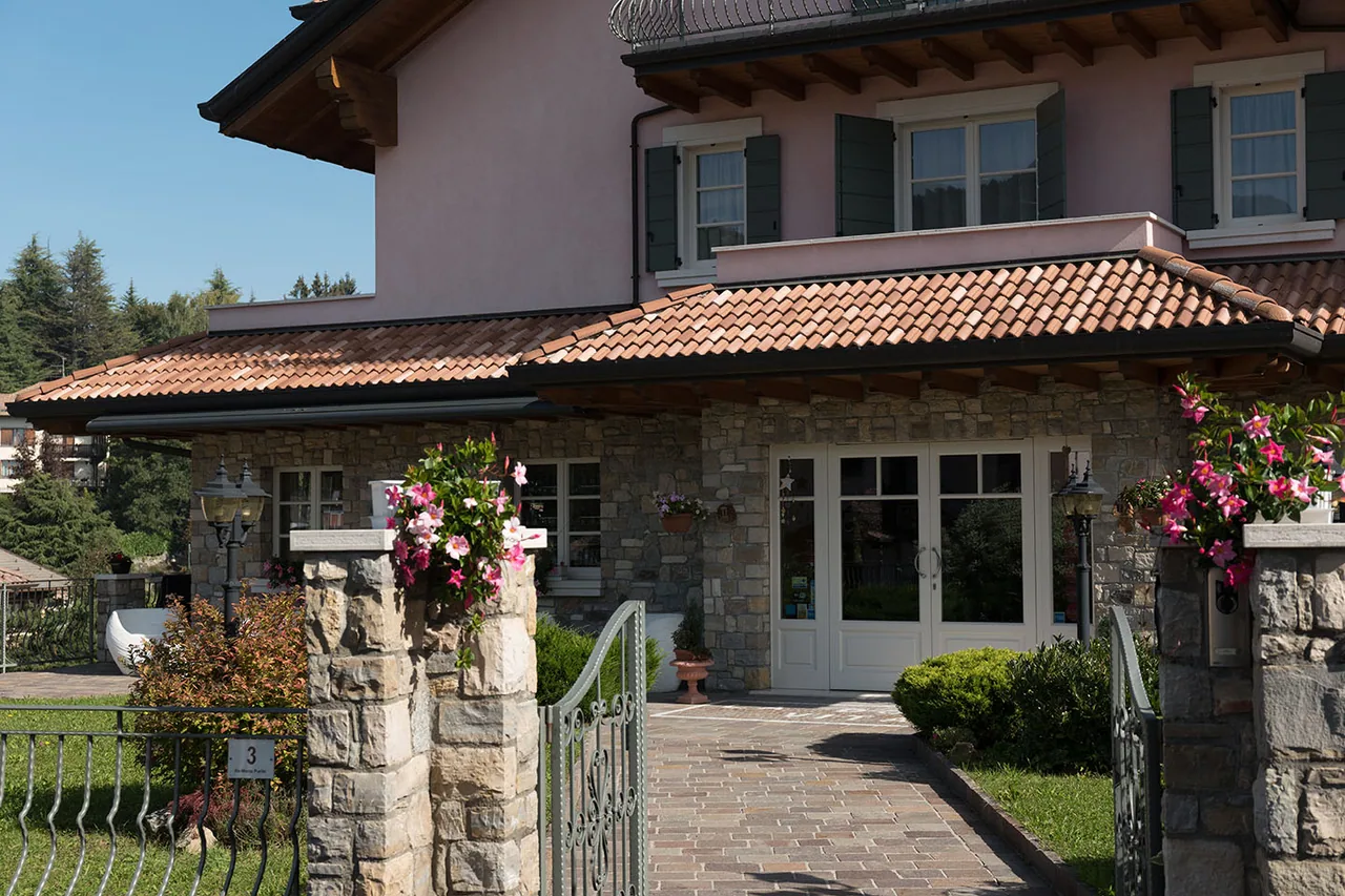 The stone entrance and garden of T’Ami