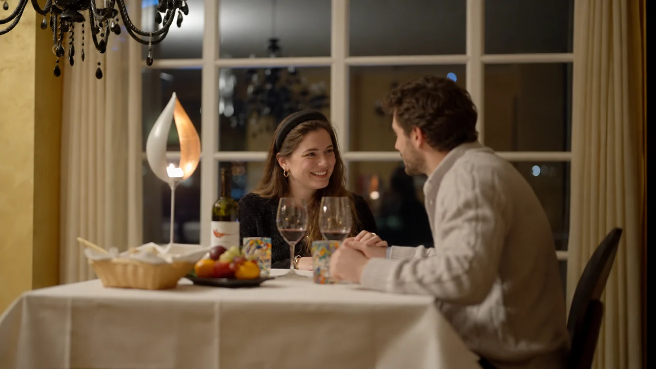 Una coppia a cena nel ristorante T’Ami