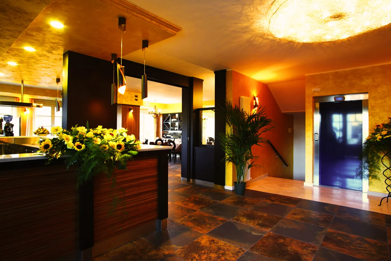 Interni caldi e luminosi dell’hotel T’Ami