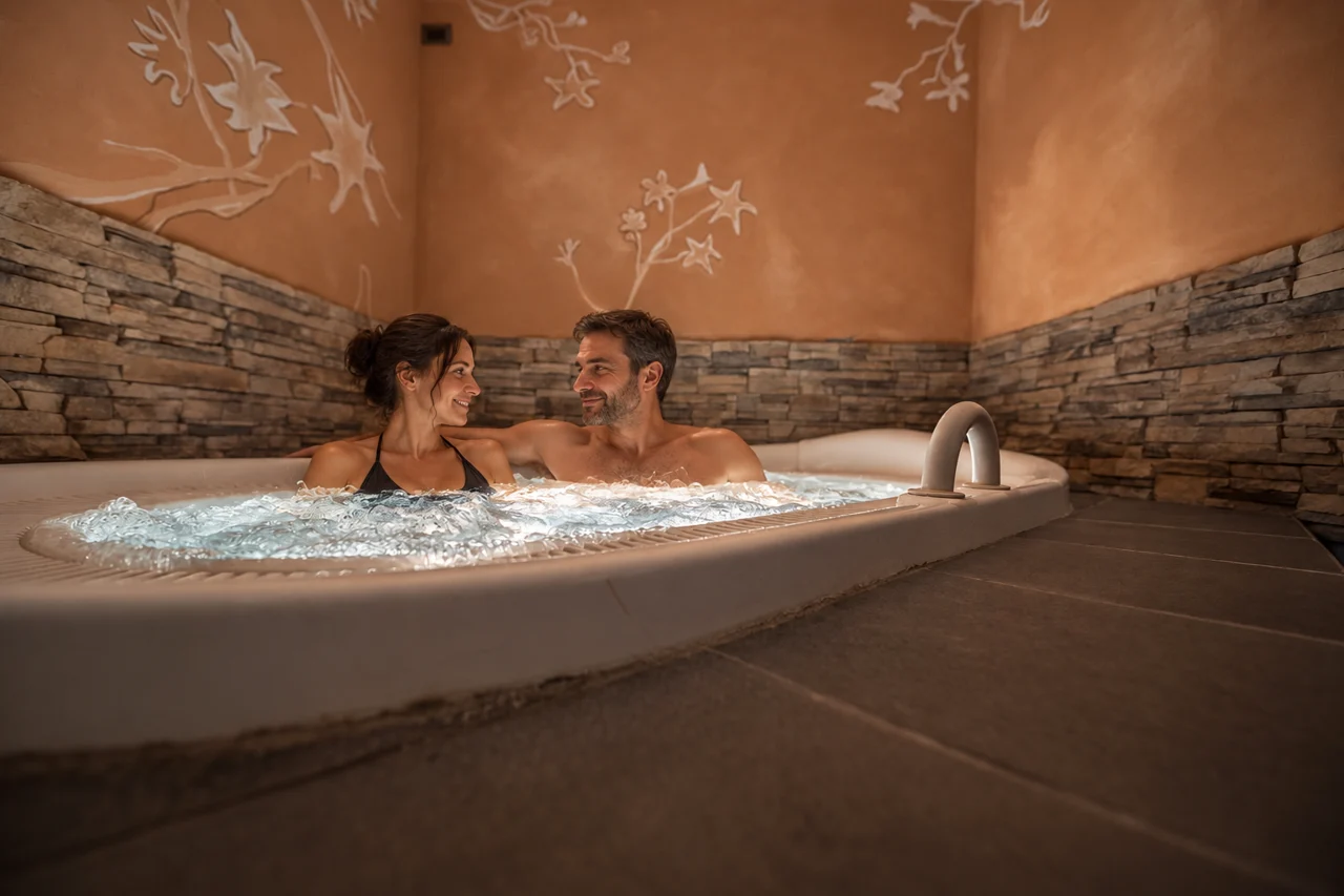 Una coppia nella vasca della Mountain Spa