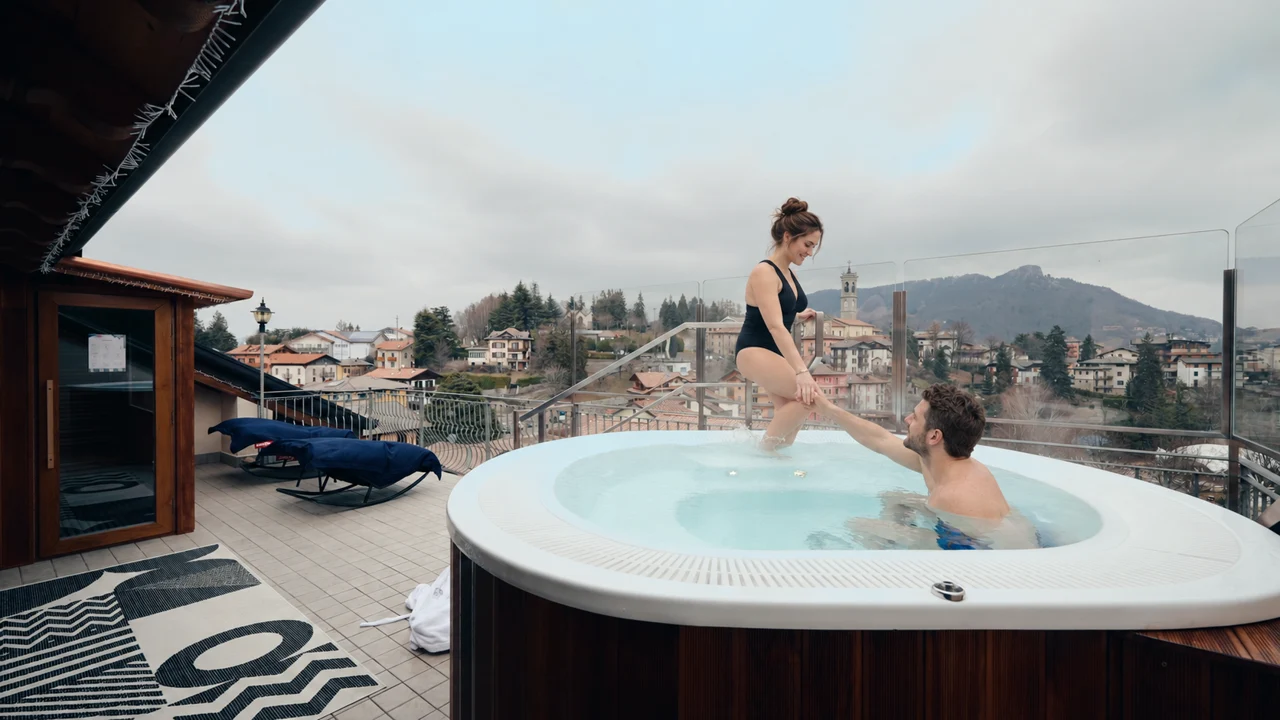 Couple at the panoramic Sky Spa in Selvino